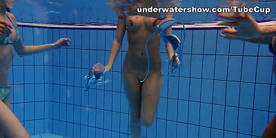 UnderwaterShow Video: 3 girls in the pool