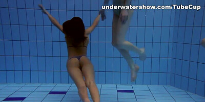 UnderwaterShow Video: 3 girls in the pool