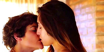 Watch This Hot Lesbian Photographer Seduce Her Sexy Nude Model