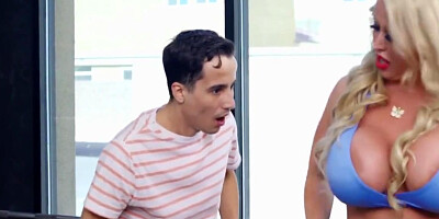 Milf Rides Short Guy In The Gym During Workout - Alura Jenson