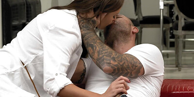 Couple celebrates reunion with help of amazing anal fuck