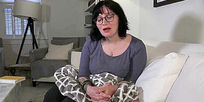 Bettie Bondage – Step mom’s Feel Better Blowjob