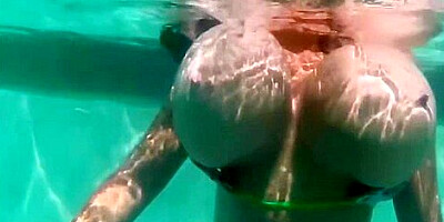 Bikini Bustin - Roxi Red