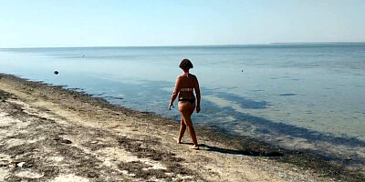 Russian MILF shakes her huge ass on holiday by the sea