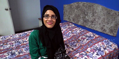 Muslim babe jizzed in mouth