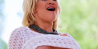 Sienna Day - Looking-good At Oral Video