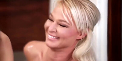 Lesbian Cougar With Tempting Body Has Fun With Skinn