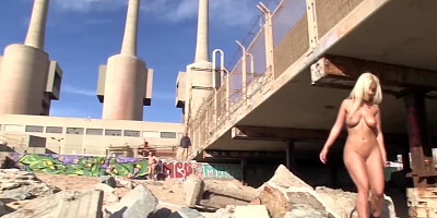 Curvy Latina blonde spreads big ass for lover'd dick on the beach