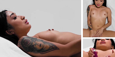 Free Premium Video Up Close - How Women Orgasm With Natural Beauty Avery Black! Solo Female Masturbation! Full