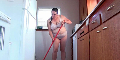 Mature BBW takes masturbation break