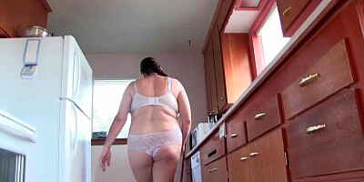 Mature BBW takes masturbation break