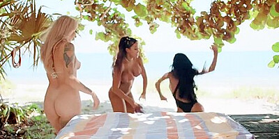 Cassidy Luxe And Luna Star - Lesbian Goddesses Having Threesome Between Palms And