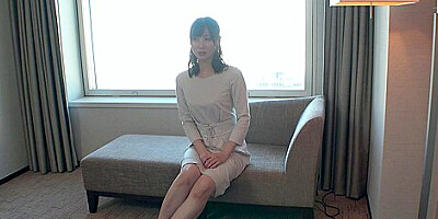 デパートで受付嬢をしている四十路熟女が性欲解放！