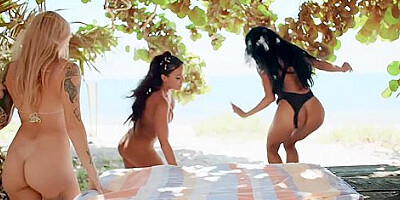 Luna Star In Lustful Lesbian Threesome Orgy