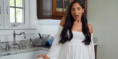 Worker drops everything to fuck the butted babe