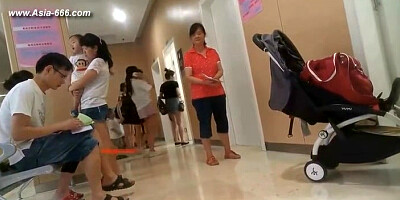 peeping chinese woman to go to the hospital for an injection.5