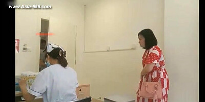 peeping chinese woman to go to the hospital for an injection.5