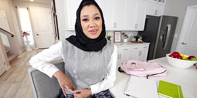 Hijab-wearing Madi Gives Bobby A Blowjob