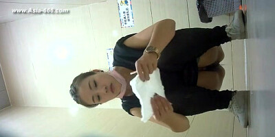 chinese girls go to toilet.100