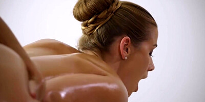 Lesbians Enjoy Seductive Slit Eating