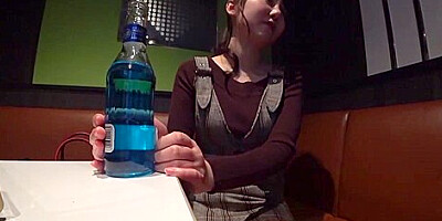 巨乳の谷間がエロすぎ飲み屋の看板店員を口説き落としてセックス