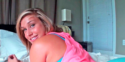 Blonde is giving a good show and a good blow job