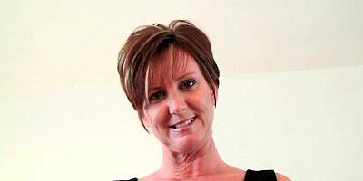 Beautiful mature lady spreads her fine fanny