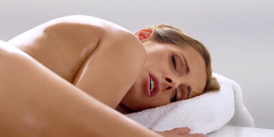 Kinuski & Sofia Lee - Natural Body Babes Covered In Oil