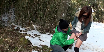Flirtatious Akiko Kurokawa fingered in the winter park