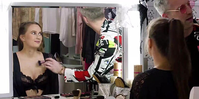 Girls enjoy their feminine stylist's dick