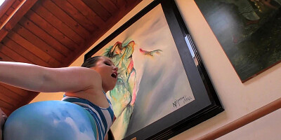 Burying his face between the ass cheeks of hot chicks