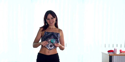 Hairdresser is seducing the female client at her place