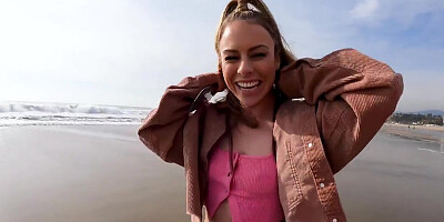 Summer Vixen - Spreads Her Pussy Lips On The Beach