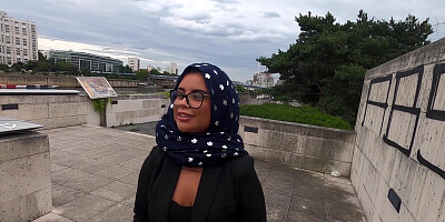 Une Jolie Beurette Voilee Se Fait Defoncer En Anal Et En Public Par 2 Blacks Pour Partir A Marbella