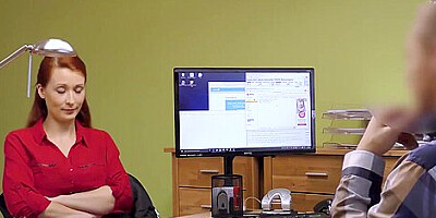 Rousse A Des Relations Sexuelles Spontanees Au Bureau Avec Un Agent De Credit