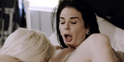 Lecherous diva teaches inexperienced blonde lesbian sex