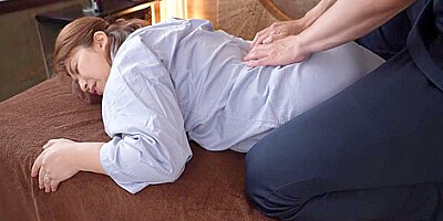 絶妙タッチのおっぱいマッサージでおばさんが夢中になる巨乳中出し整体院　折原ゆかり 15 Min