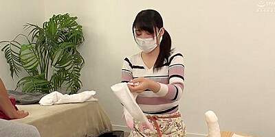 01B0223-The housekeeper who came to clean the room has a vibrator screwed into her throat