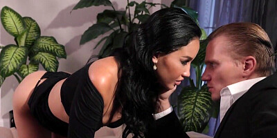 Sexy Colombian girl is the latest slut for this stud