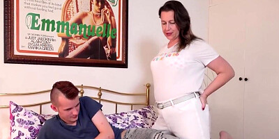 Guys turn mature women on and fuck their pussies