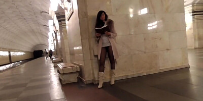 Pussy flash at subway by Jeny Smith