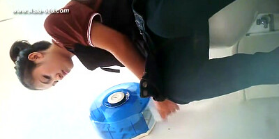 peeping thai girls go to toilet.5