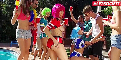 American Teen 18+ Crazy College Party With Her Friends - (+18)