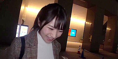 【実はエロい美少女】***◯に激似】なつきちゃん参上！普段は美容部員をしている彼女の応募理由は『仕事のストレスと寂しさ？…』性欲が限界まで高まり【爆発寸前】脱げば【巨乳&エロ尻】感度良し！フェラ上手し！