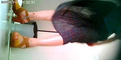 chinese girls go to toilet.10