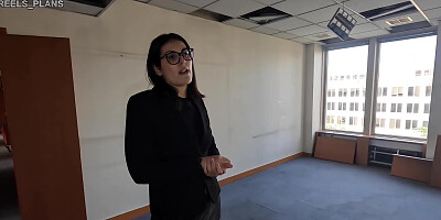 Une Agente Immobiliere Trompe Step son Mec, Se Fait Baiser En Anal Lors De Visite Par Des Faux Clients