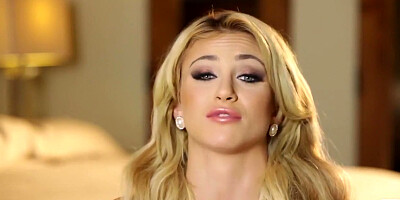 Cybergirl Khloe Terae spreading and bathing