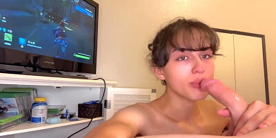 18 Y/o Latina Lets Me Bust On Her Face While Playing Fortnite