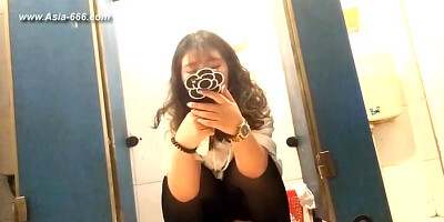 chinese girls go to toilet.68