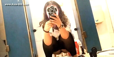 chinese girls go to toilet.68